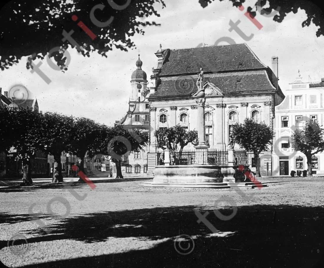 Platz in Neuburg an der Donau | Place in Neuburg at the Donau - Foto foticon-simon-162-028-sw.jpg | foticon.de - Bilddatenbank für Motive aus Geschichte und Kultur